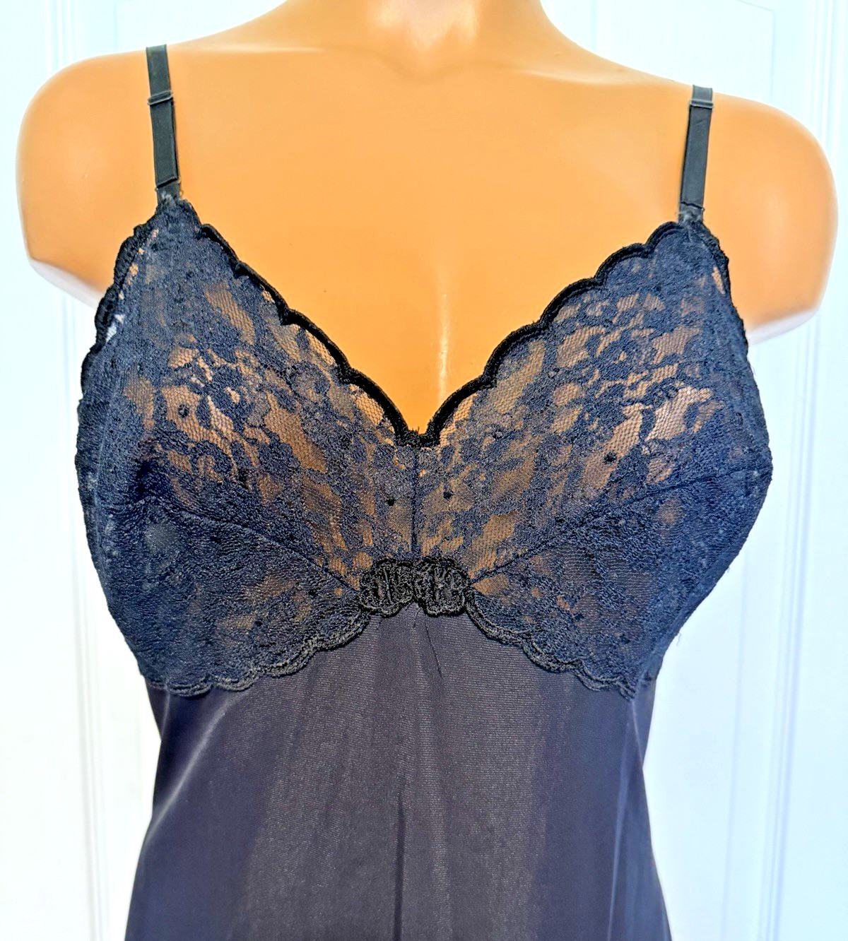 VTG 1960’s WARNERS BLACK W/ SCALLOPED LACE TRIM FULL SLIP SZ 36