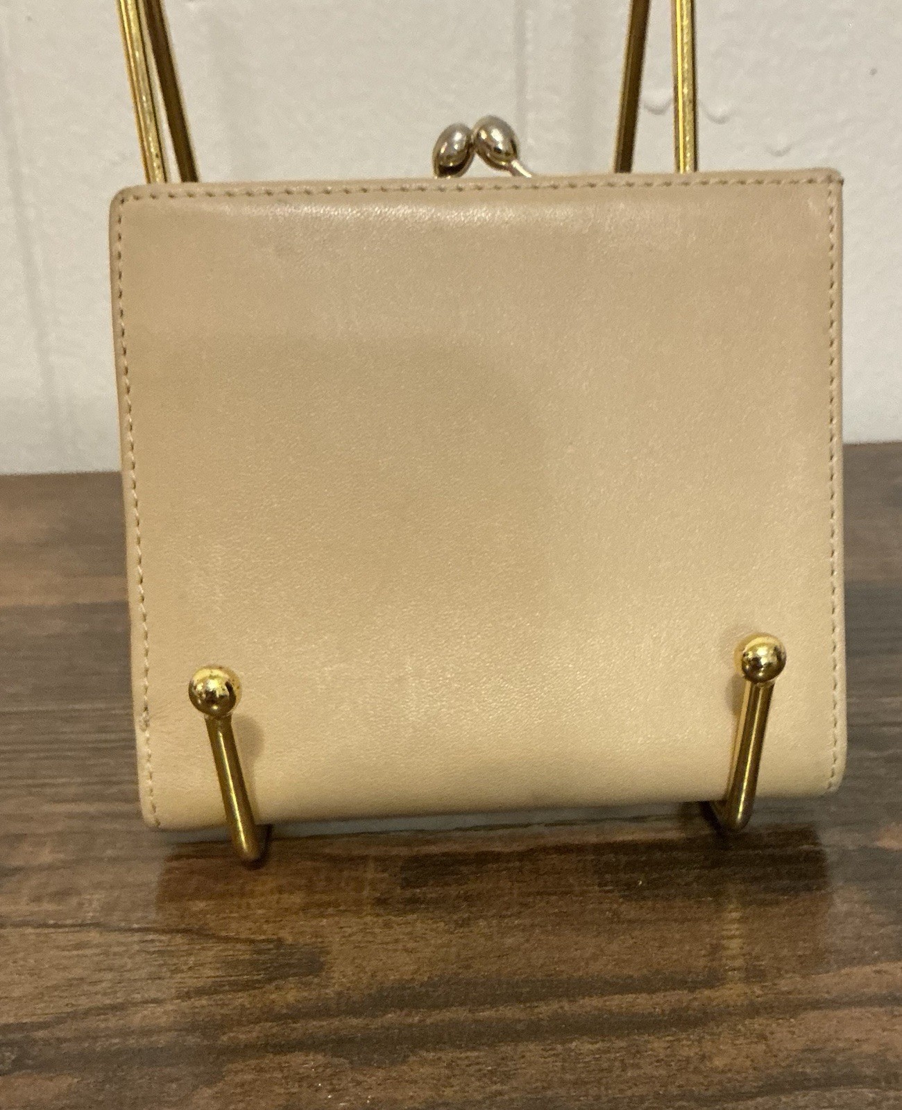 A Rae vintage Mila Schön beige leather bifold gold-tone kiss lock wallet