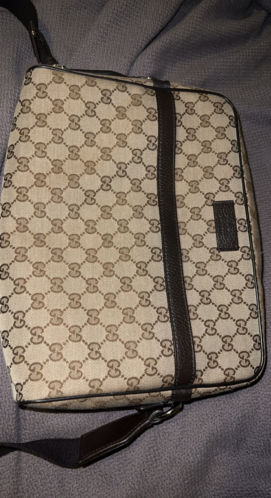 gucci messenger bag supreme (beige. strap is 25” measurements: 9.1 H 12.6 W 3.3D