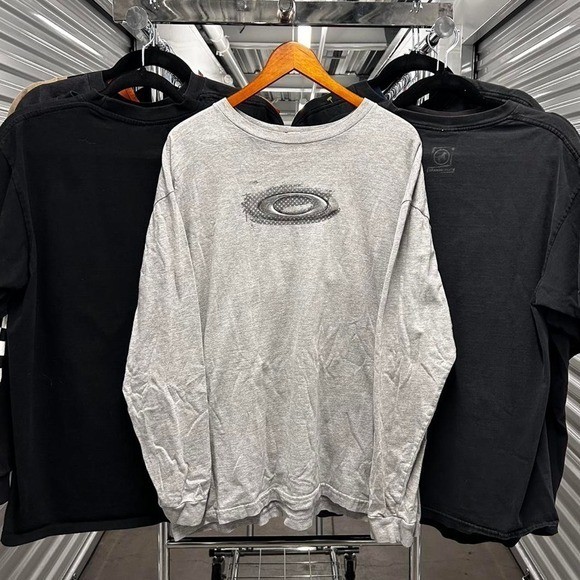 Crazy Grail Vintage 2000’s Oakley Logo Center Long Sleeve Skater Essential Tee