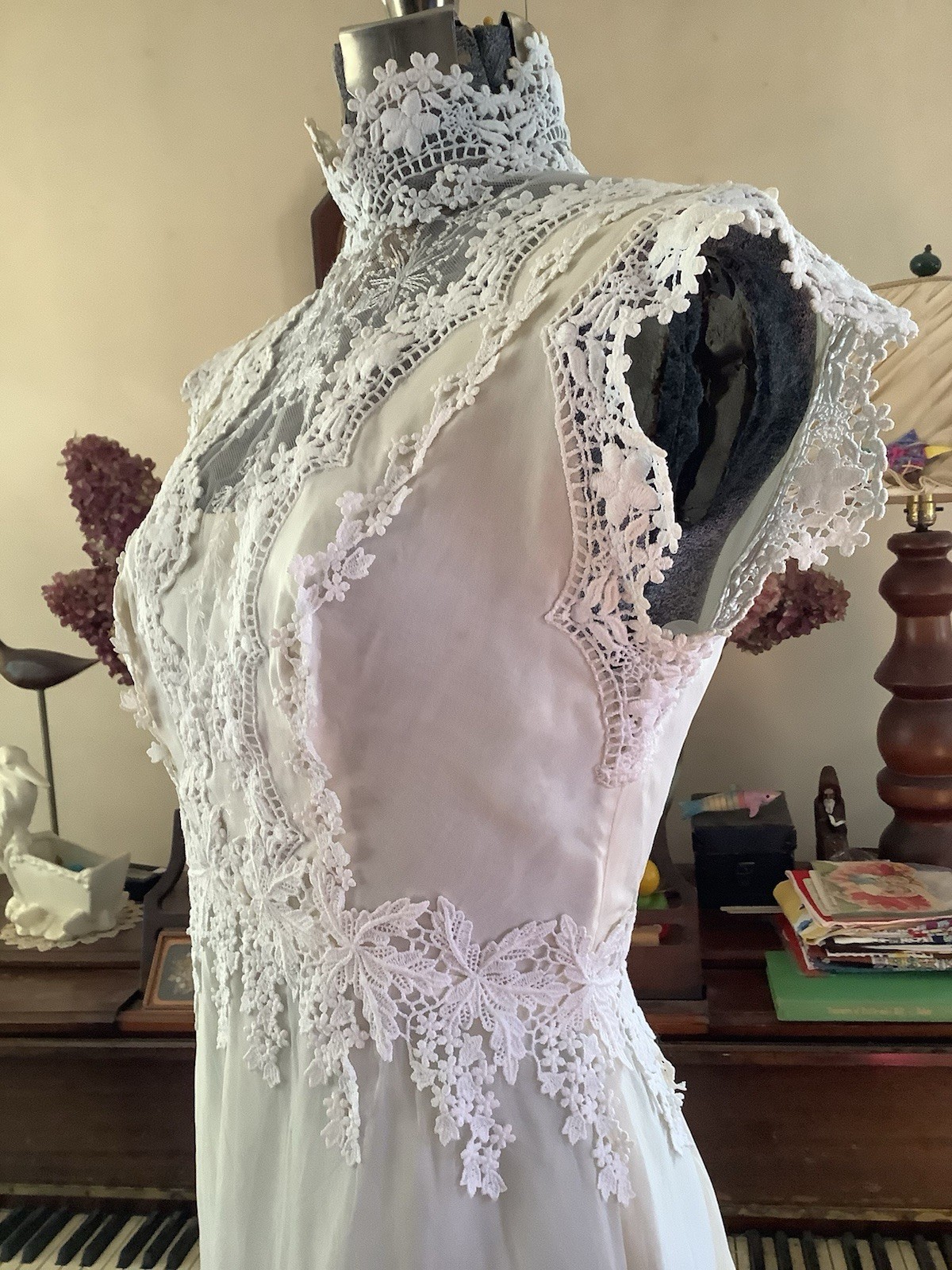 Vintage 1980’s BRIDAL COUTURE Floral Lace Appliqué Wedding Gown 34-24-52