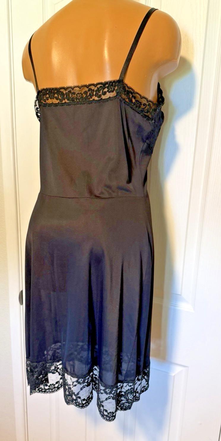 VTG 1960’s WARNERS BLACK W/ SCALLOPED LACE TRIM FULL SLIP SZ 36