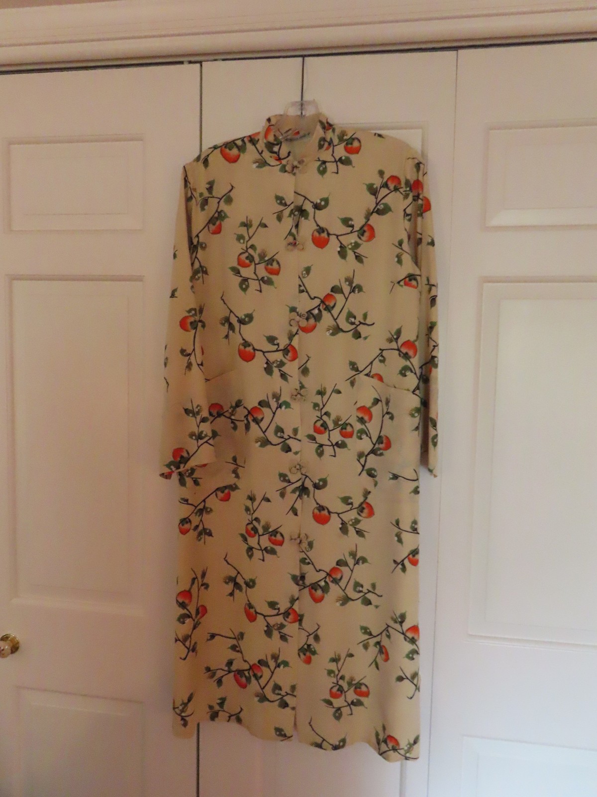 Vintage Japanese silk robe dressing gown with frog closure buttons