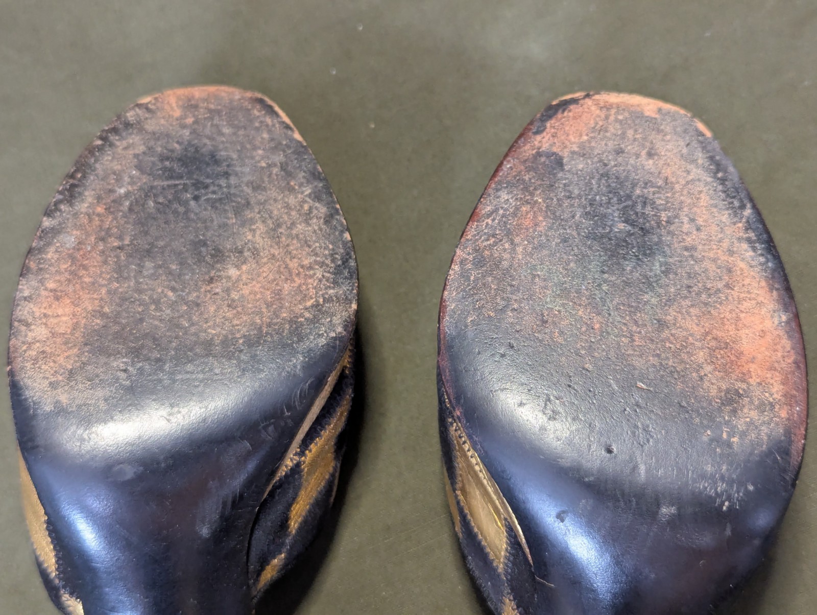 Vintage 1940s Gold & Black Peep Toe Sandals Shoes Heels Strap (Size 6 1/2 AA)