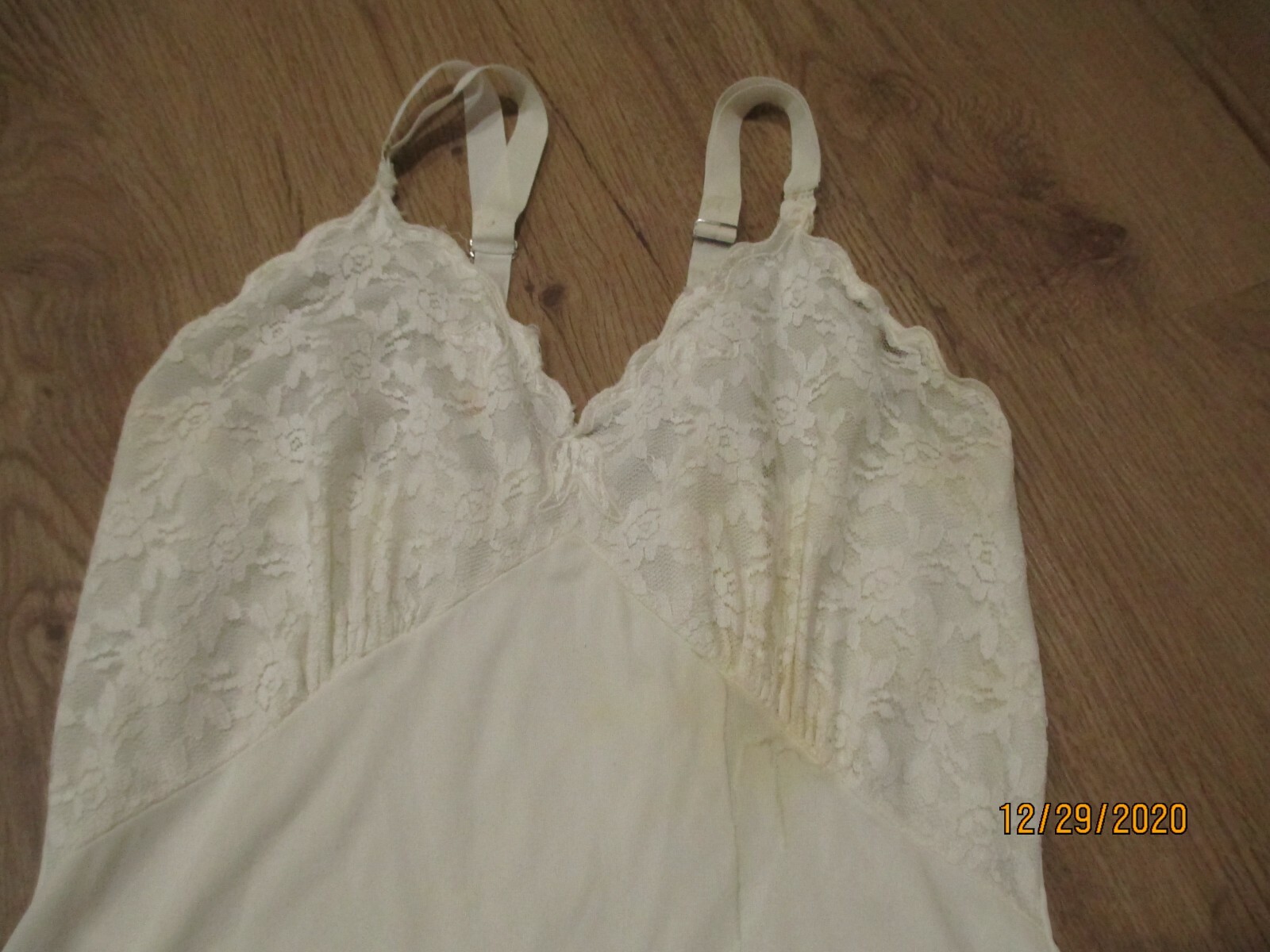 CAROL BRENT vintage slip SIZE 32L damaged selling for lace detail