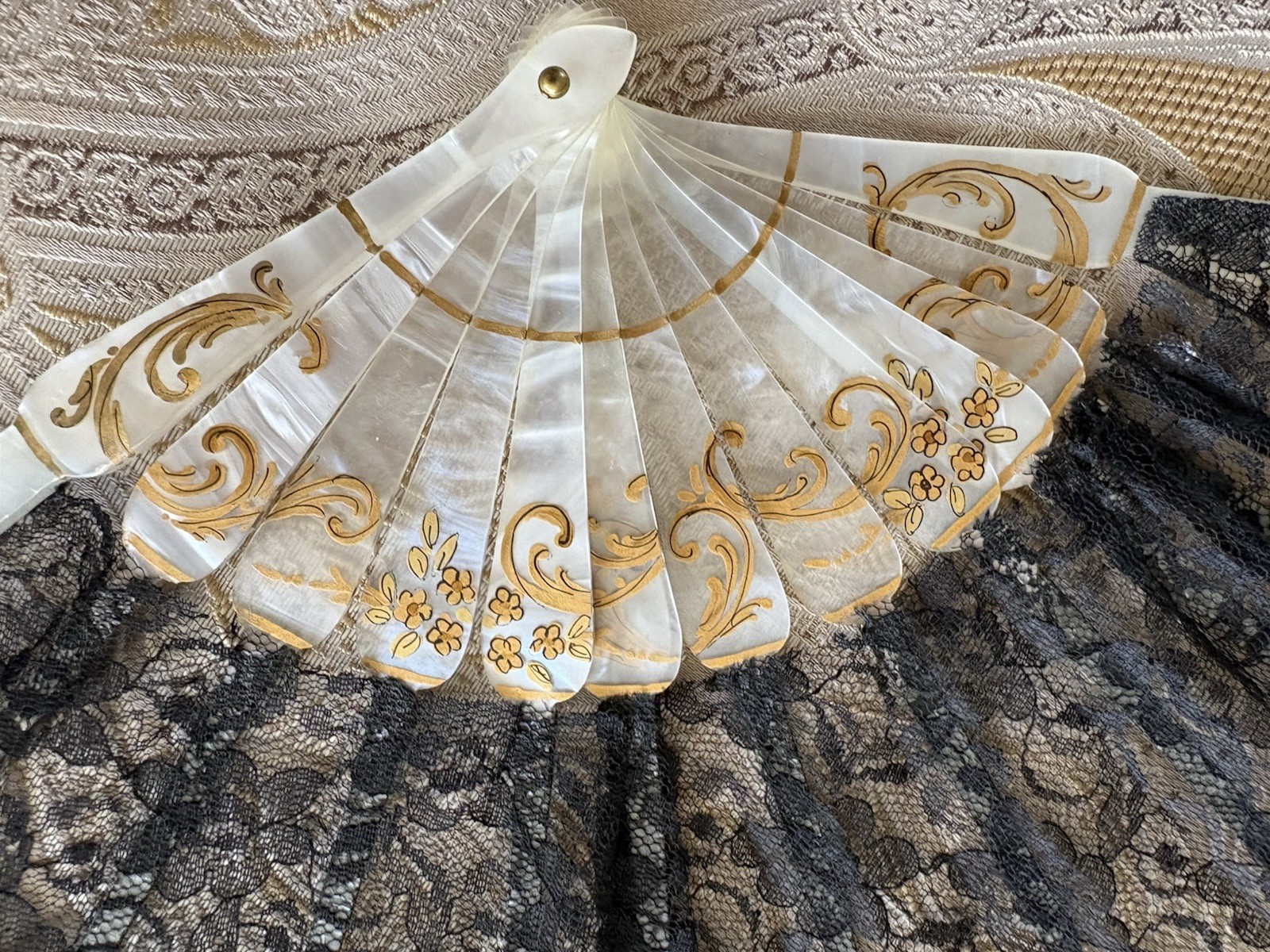 BELIEVE to be Art Nouveau Hand Fan Lace / Mother of Pearl