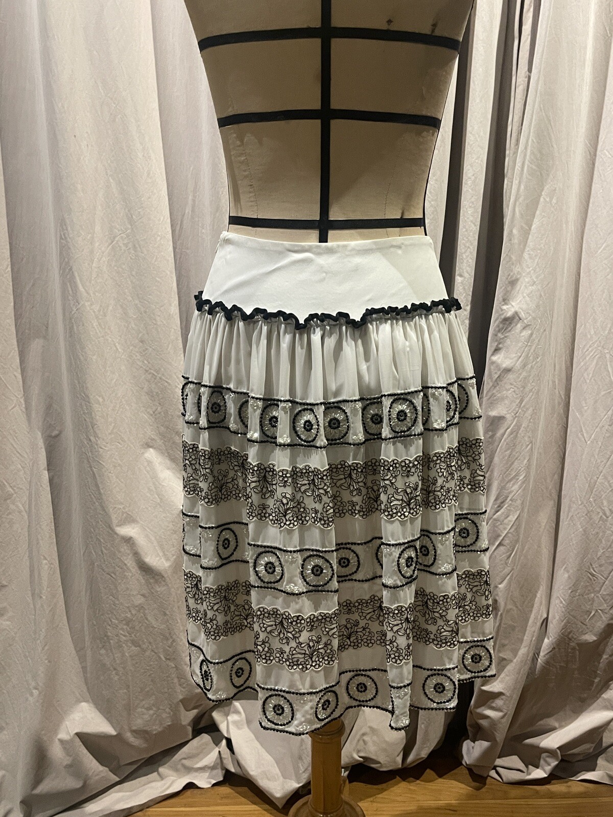 Vintage Anna Molinari Beaded Embroidered Silk And Lace Skirt US 6 IT 38 Pristine