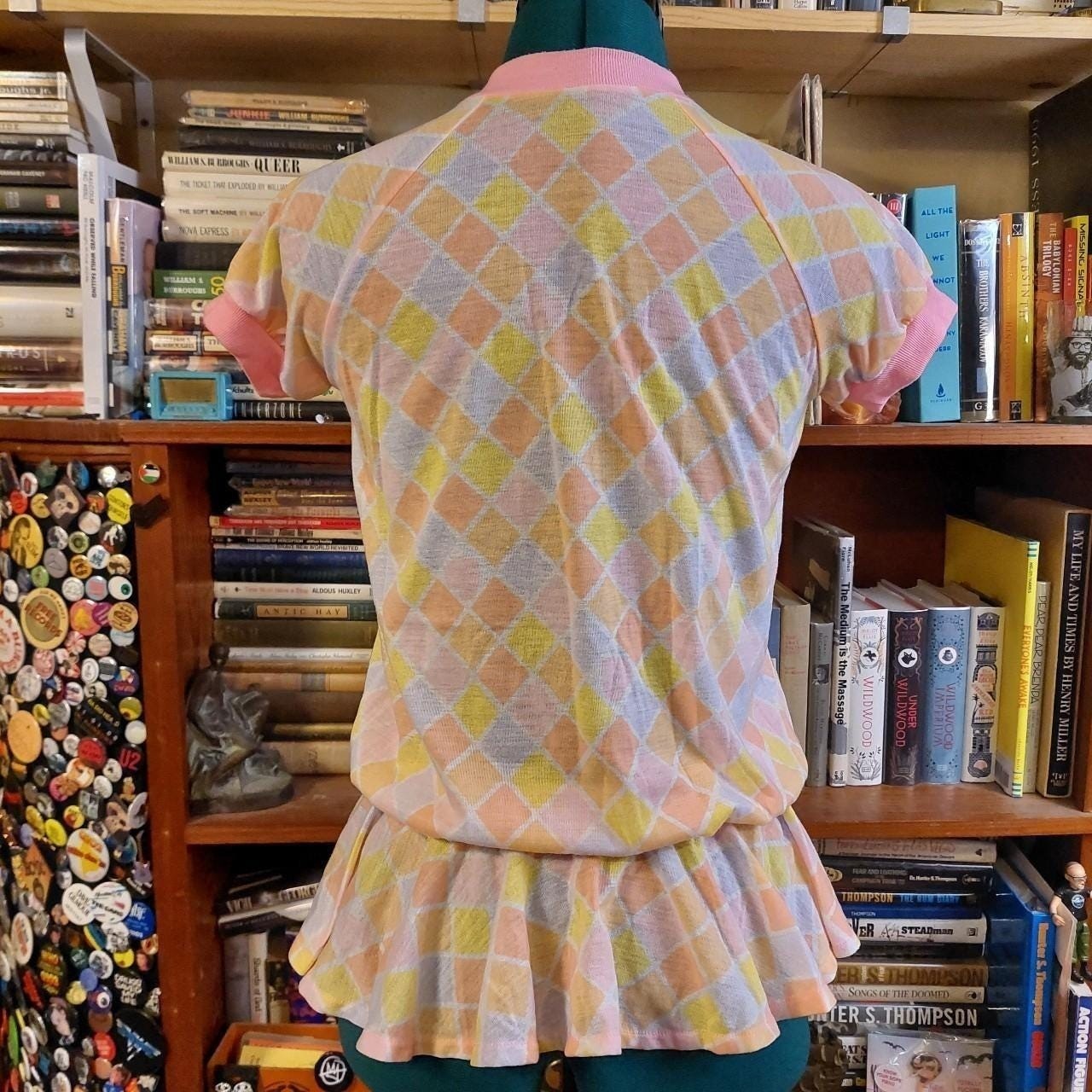 Vintagecpastel pink, purple, yellow, and orange diamond top with a ruffle hem.