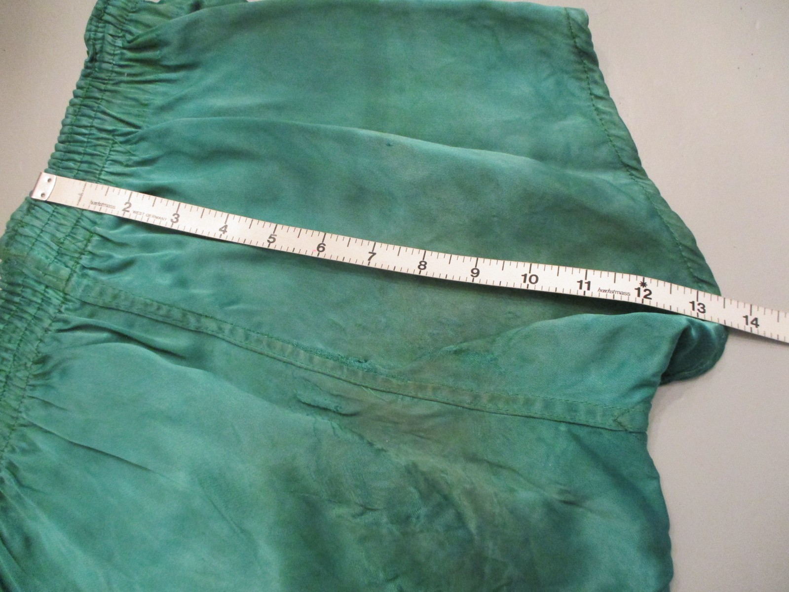 VINTAGE 1940s PADDED BASKETBALL GYM SHORTS SATIN -BUILT IN BELT-GREEN/GOLD/WHITE