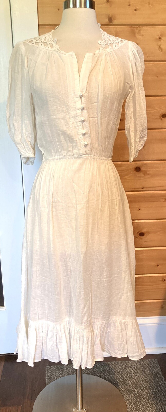 Vintage 1960s India gauze hippie dress, white full skirt crochet shoulder B 38