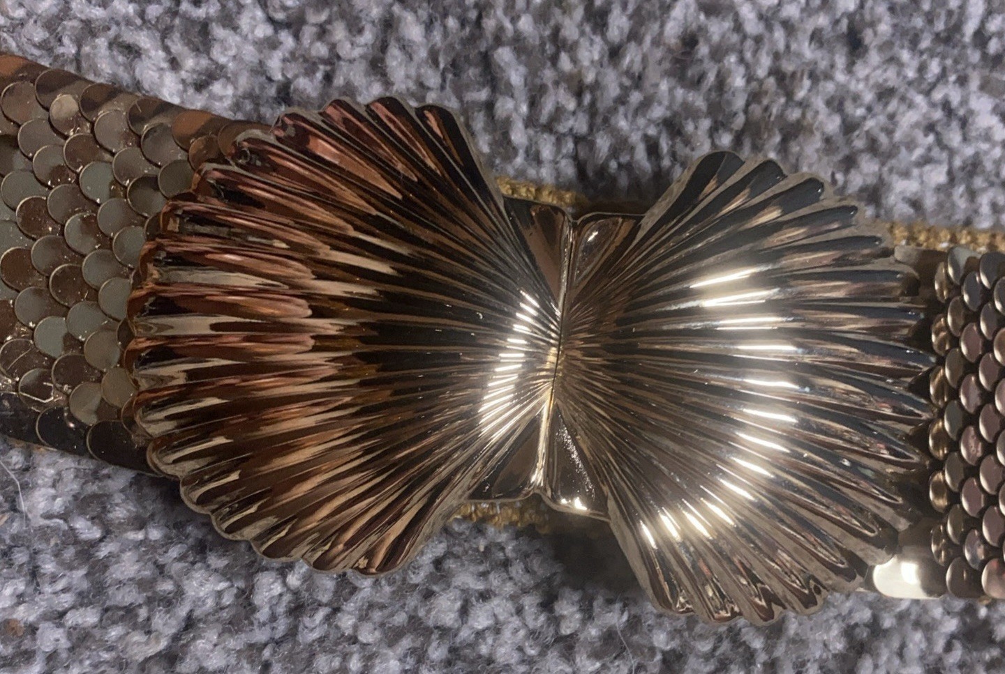 Belt 80s Gold Tone Fish Scale Stretch Seashell Buckle 22” W Elastic Tight EUC