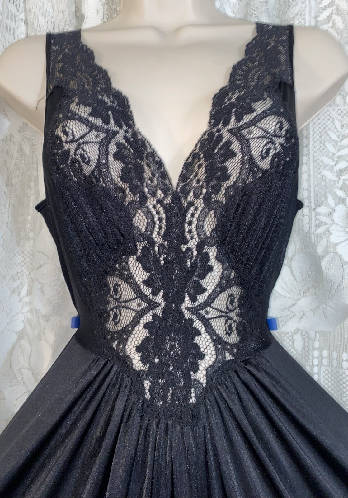 VTG M L 36 38 VANITY FAIR Black Full Nylon Nightgown Negligee w Lace olga esque