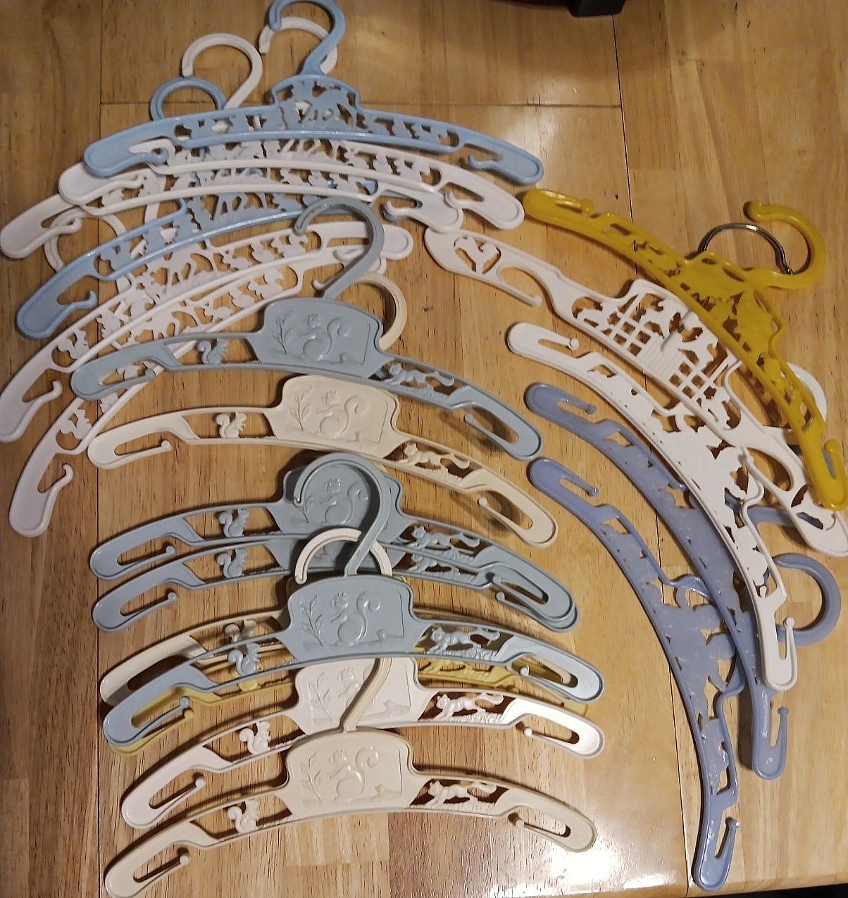 Lot Of 20 vintage Baby Toddler child Clothes Hangers – plastic 1960s 1990s