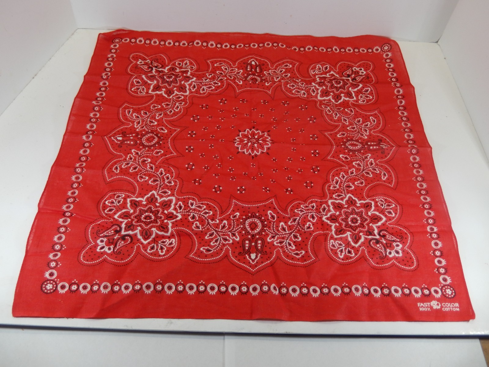 VINTAGE ELEPHANT TRUNK UP 20″ X 20″ RED PAISLEY & FLOWERS FAST COLOR BANDANA