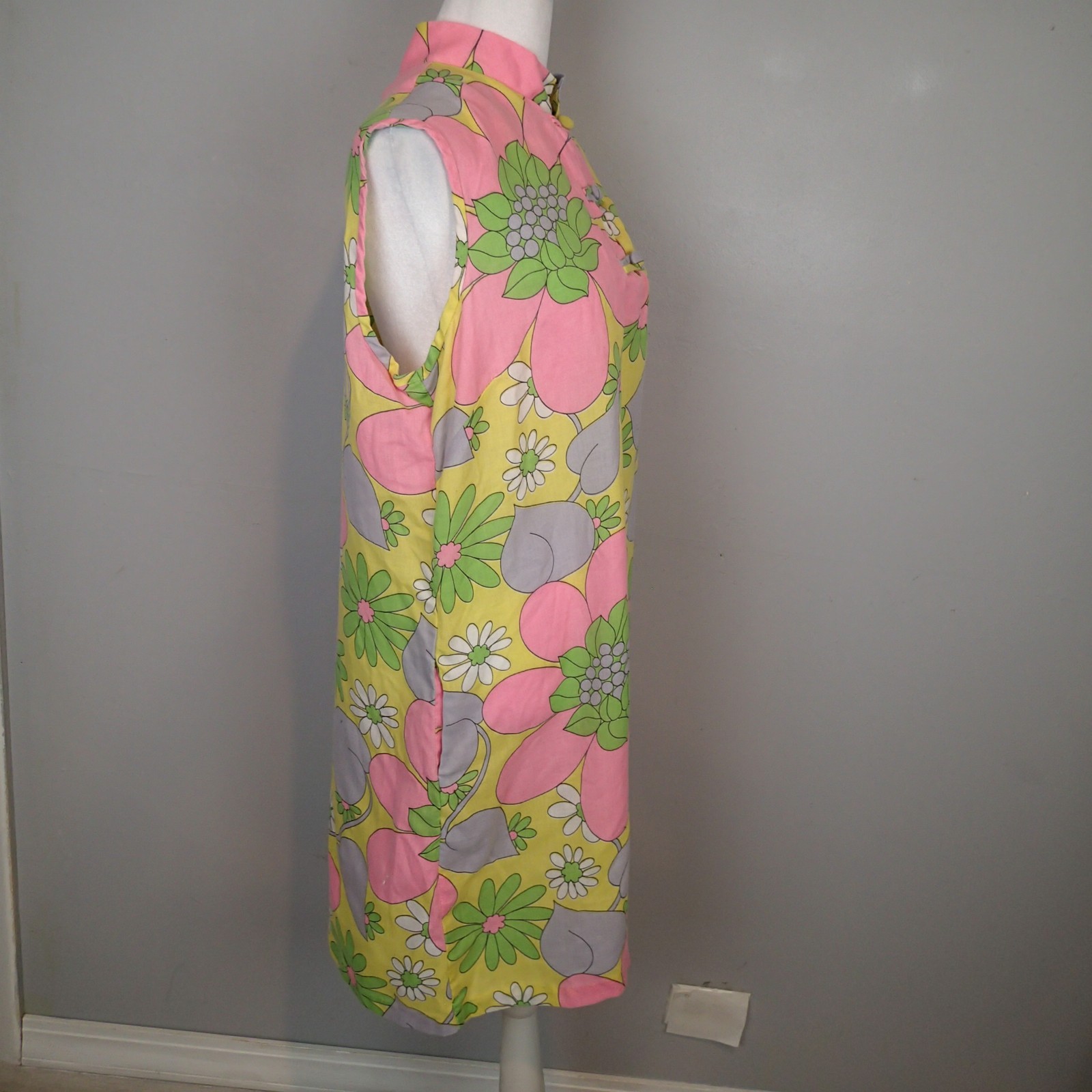 vtg 1960’s Dress Shift Mod Sleeveless Bright Floral yellow Pink green m/l