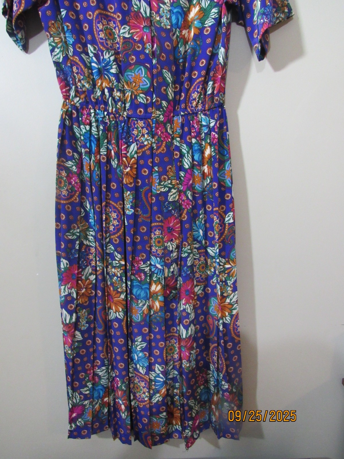 VTG. LESLIE FAY S/S PURPLE FLORAL PAISLEY PLEATED DRESS WITH BELT SIZE 12 VGUC