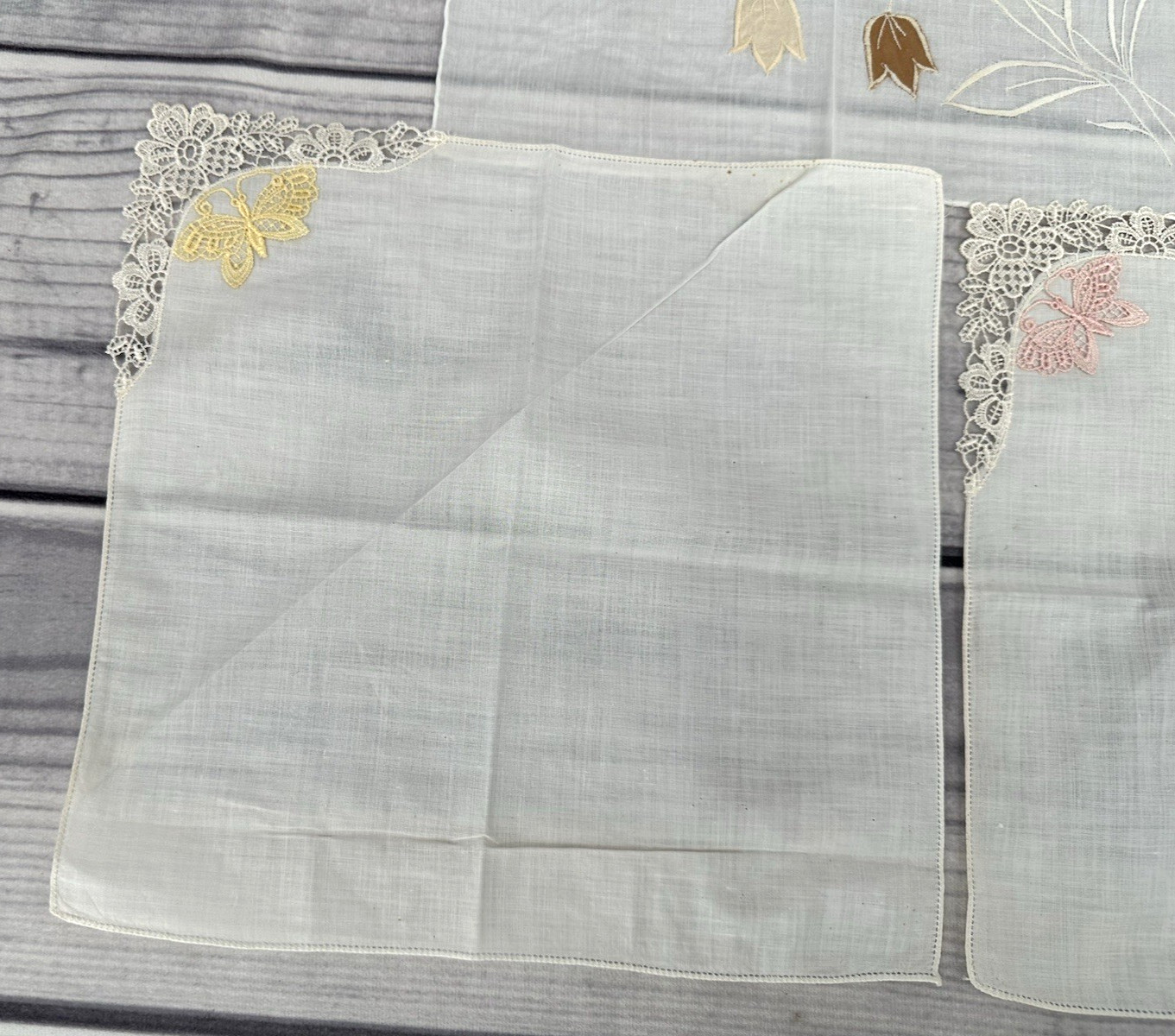 LOT OF 4 VINTAGE EMBROIDERED HANKERCHIEFS – FLORAL / BUTTERFLIES *10