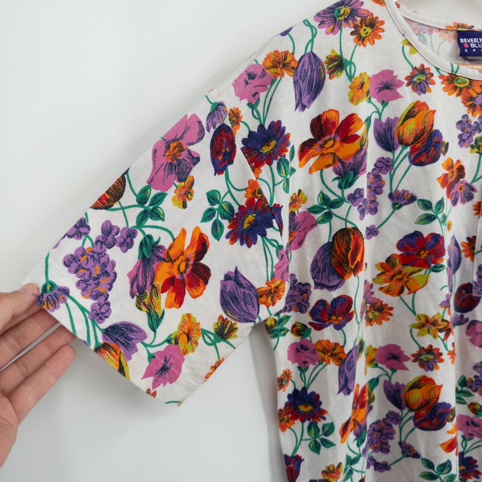 Beverly Hills Blues Sport T-Shirt Women Medium White Floral 90s Vintage Boxy Tee