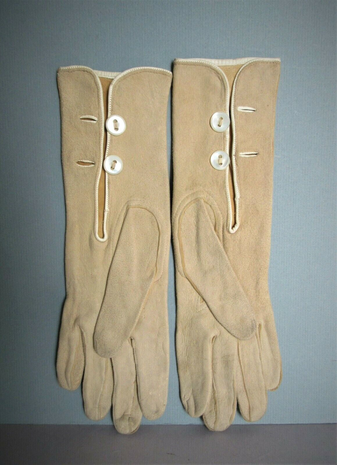 C. 1920-30 Beige Tan Kid Leather Suede Gloves Pearl Buttons France Sz 6 1/2 Slim