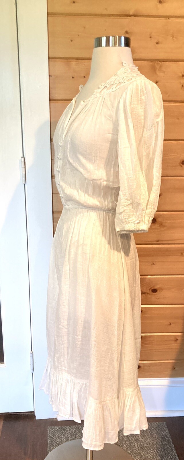 Vintage 1960s India gauze hippie dress, white full skirt crochet shoulder B 38